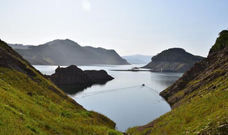 自然山水最美的丹东水丰湖景区
