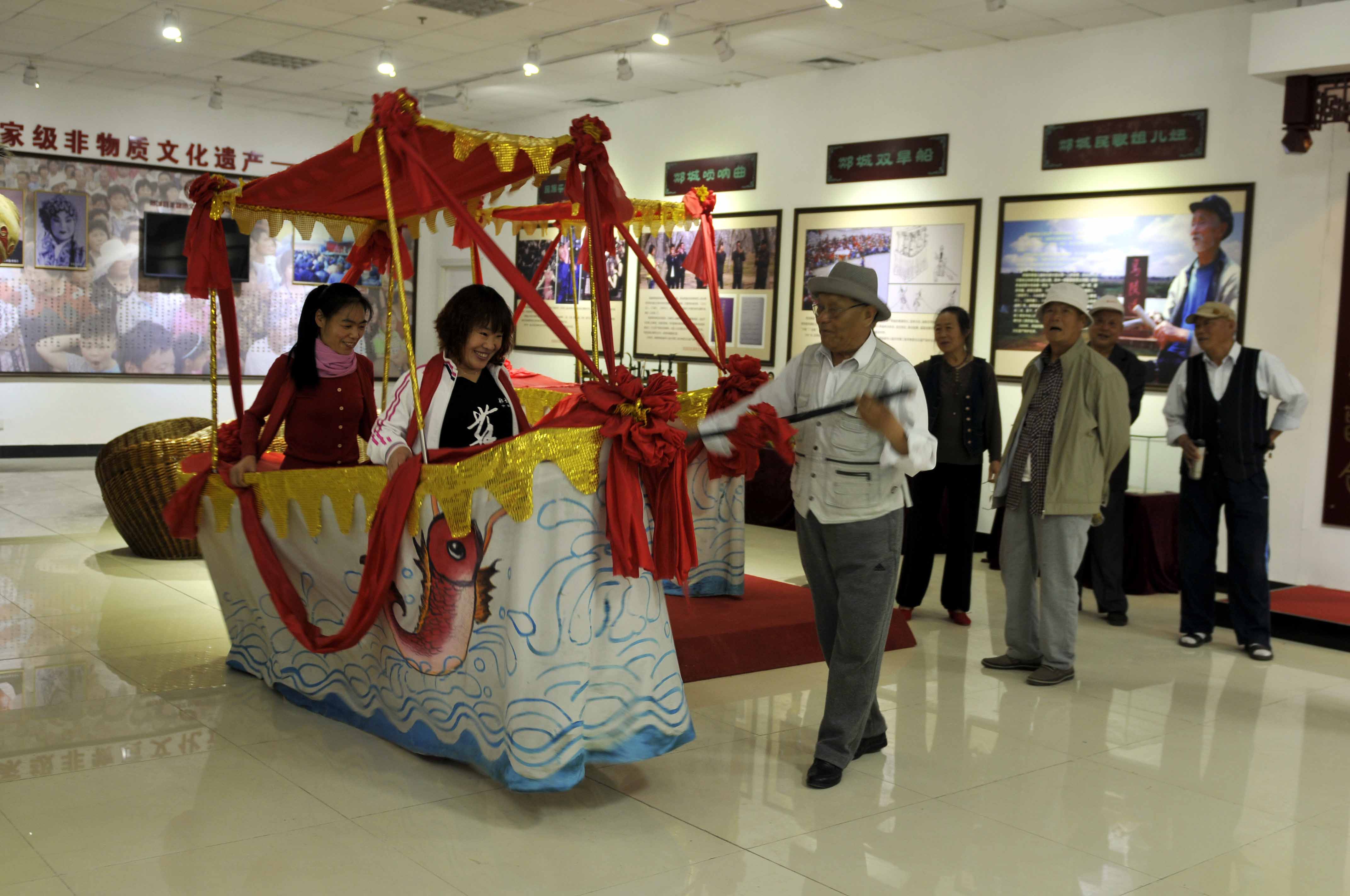 5月 5月18日,市民在山东省临沂市郯城县"非遗博物馆"体验区学习市级"