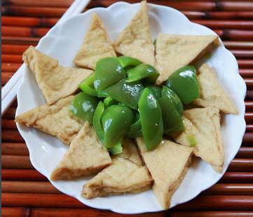 鸡汤豆腐烩青椒