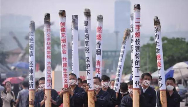 我国每年死亡人口_我国吸烟致死人数每年逾百万-控制烟草 何时终能云开雾散(2)