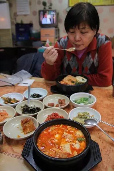 在韩国吃饭碗不能端起来你不知道的韩式用餐礼仪