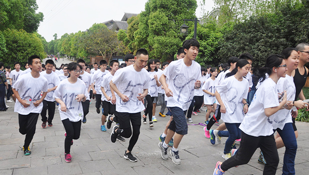 巴蜀中学为爱奔跑 领跑重庆中学生公益事业