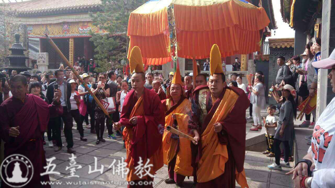 五台山菩萨顶,十方堂(广仁寺)分别举行玛尼法会