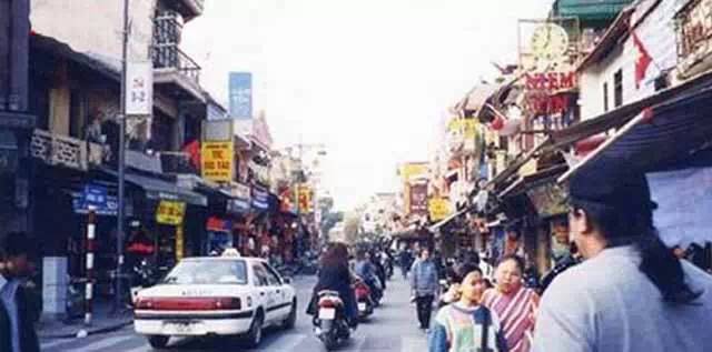 地处红河与南溪河汇合处,是河口县的经济文化中心,与越南老街市隔河