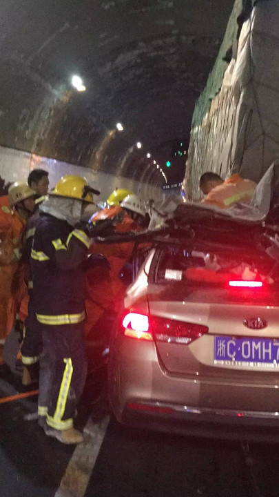 救援|诸永高速隧道内小轿车追尾大货车两人死亡