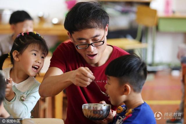 建议幼儿园招聘男老师的四个理由,同意的请举