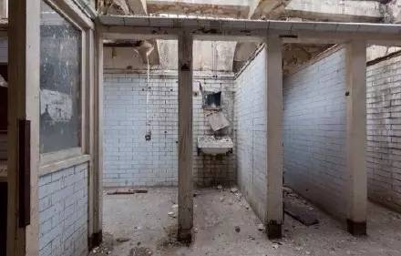这是她在伦敦的家,上个世纪是废弃的公厕.