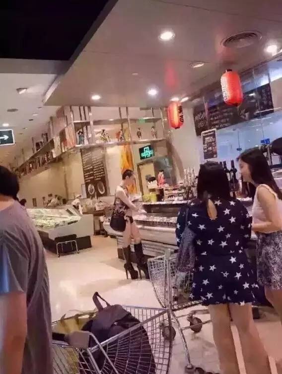 深圳男子踩20cm高跟鞋露菊花逛超市!