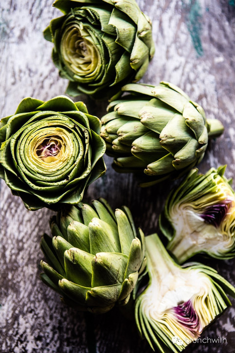 新鲜洋蓟,朝鲜蓟(artichoke)状如松果,又似莲花,常见绿色,偶尔也见到