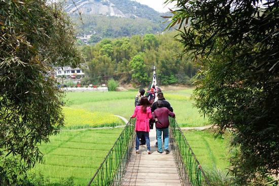 攀登南昌小庐山 感受绿色清新洗肺之旅