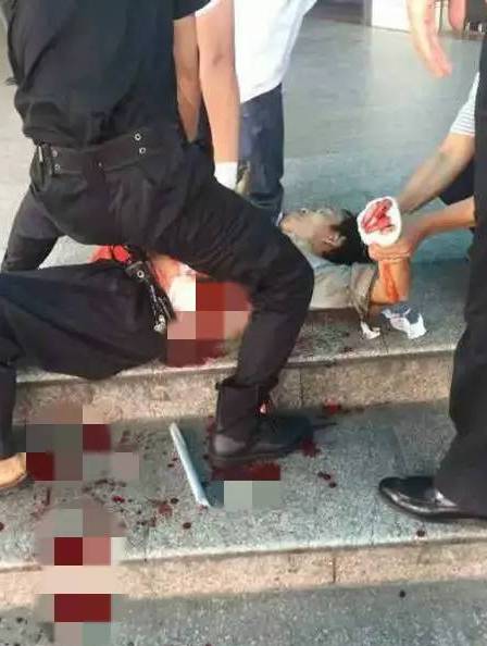 深圳沙井客运站一男子持刀砍伤7人,嫌疑人已被控制!