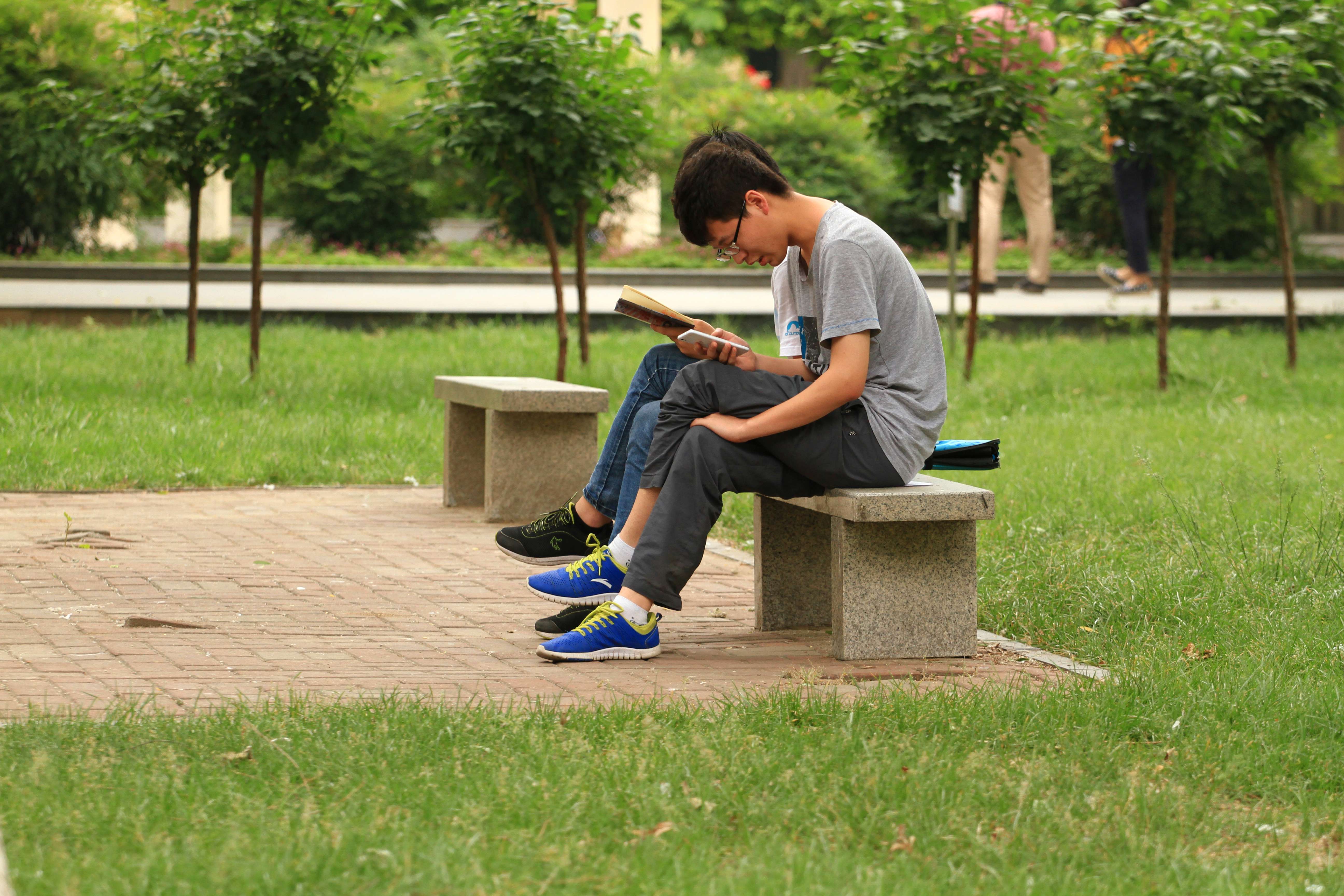 郑州轻院大学生各种姿势狂拍毕业照