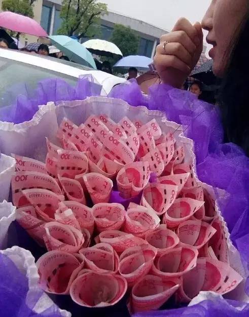 一男生以"百元大钞"折成一大束玫瑰花向一女生求婚!