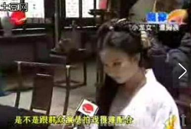 强吻扒内衣_美女被男子强吻扒衣服(2)