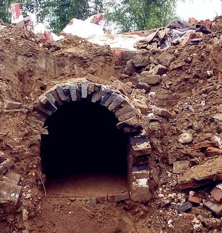 挖掘机在开挖时发现一古墓,古墓位置刚好处于一寺庙——福集寺址地下
