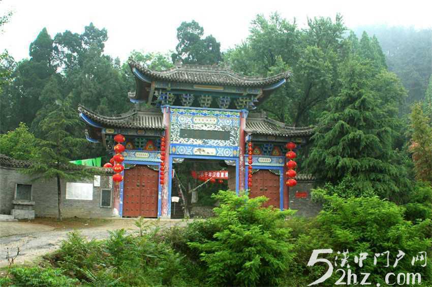 圣水寺位于南郑县圣水镇,背依灵泉山,面对汉江,与历史文化名城汉中隔