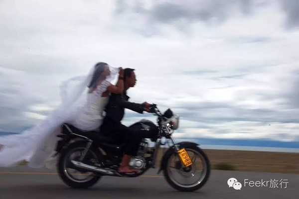 开到拉萨的小夫妻,这一次竟穿着婚纱骑摩托去