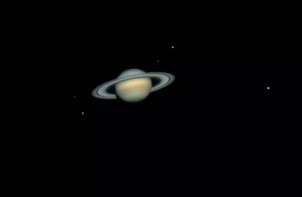 业余天文望远镜拍摄的土星