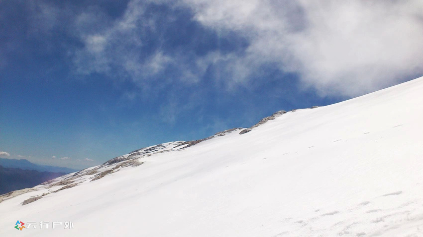 巨大的雪坡,人在壮丽无边的风景面前更显渺小,如同黑点一样在巨大的雪