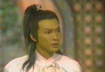 1984年进入tvb,服务三十余年,年轻时候的陈荣峻也是帅气小生.