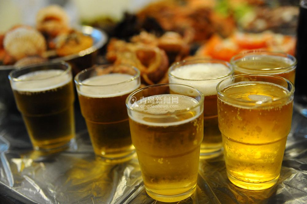 实拍初夏青岛市民的餐桌 海鲜味美啤酒飘香(图)