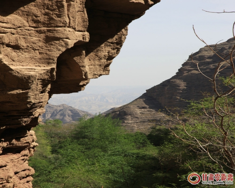 岗沟寺位于永靖黄河三峡太极湖西南岸,距县城约15公里.