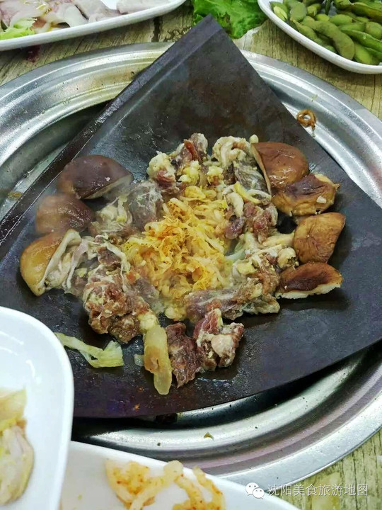 这个锅茬子的特点在于,酸菜在中间烤肉在旁边,当肉汁溜入锅中间时