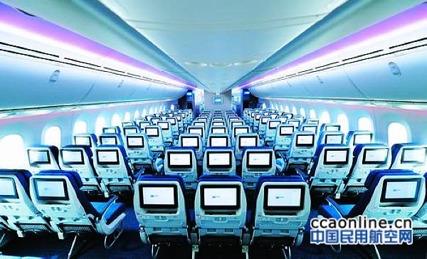 国内首架波音787-9梦幻客机飞抵虹桥机场