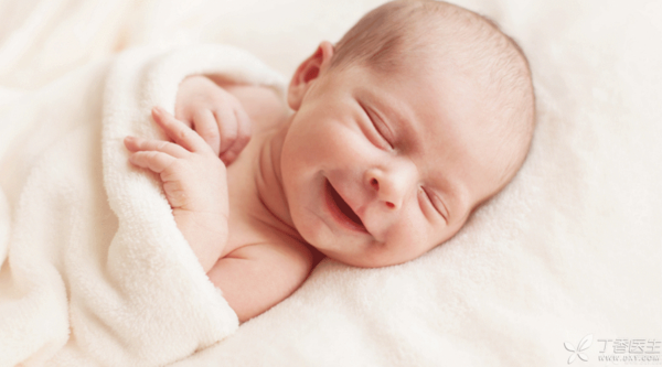 包个毯子可以让宝宝睡得更久,但也可能更危险