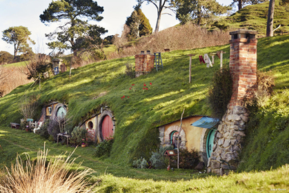 比如,《指环王》中的霍比特人小镇夏尔(the shire),取景地就在新西兰