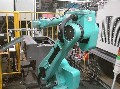 中国富士康用机器人替代了60000个工人 - 微信
