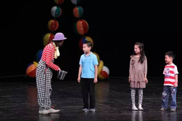 登上舞台和小丑一起表演,给你的孩子一次难忘
