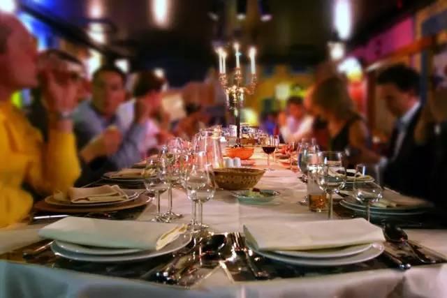 【动物餐厅】在餐厅或晚宴上喝酒 你知道葡萄酒的餐桌礼仪吗？
