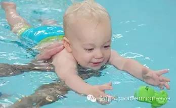 宝宝游泳会增加病毒感染风险吗?(防止眼睛红的