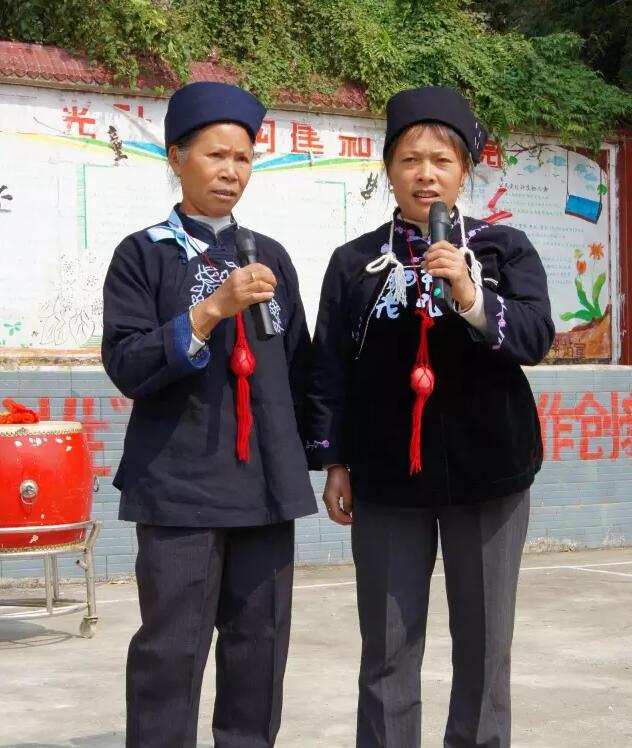 板庚胡芦寨布依族妇女在对唱山歌