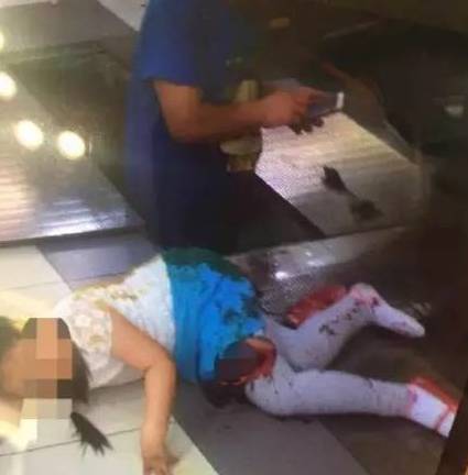 有网友爆料,北京复兴门百盛四层的扶梯处,一个10岁左右的小女孩掉进