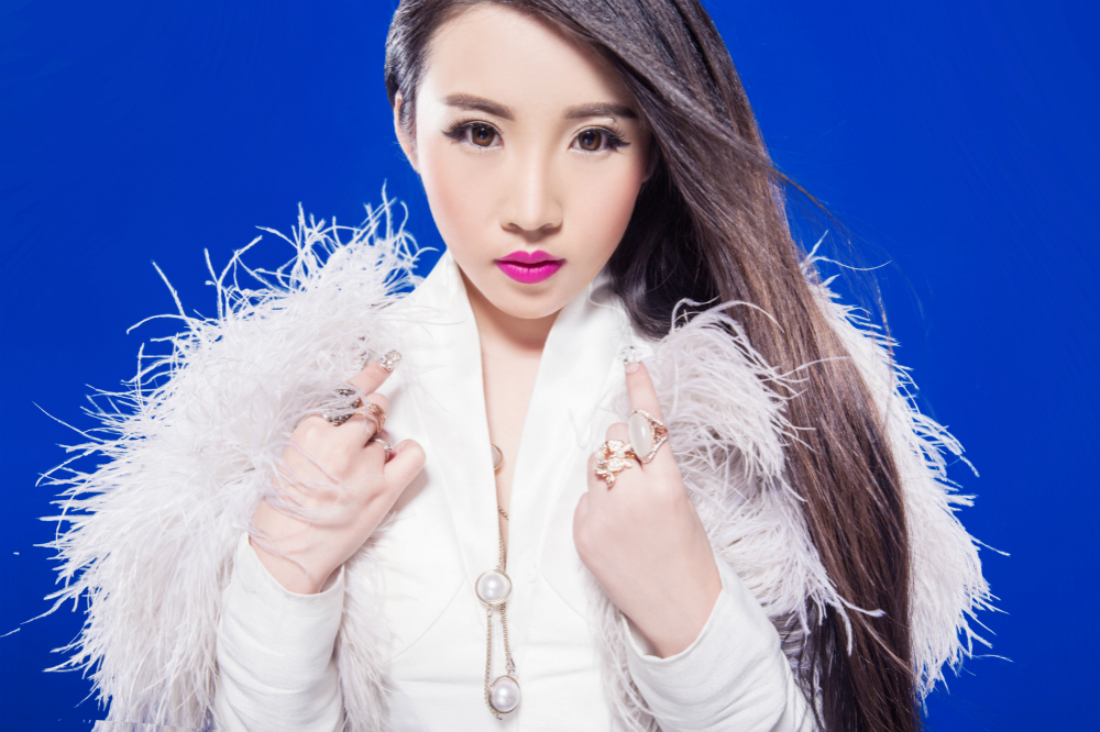 华语女歌手王曼力携《中国中国》唱响乐坛