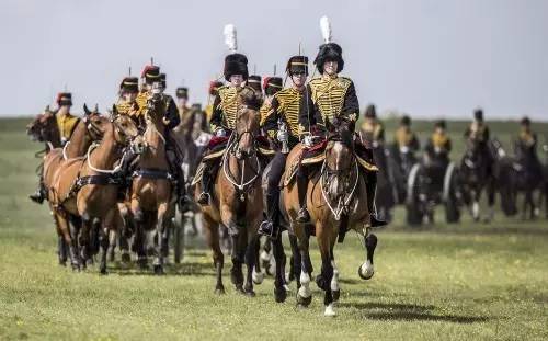 旅游 正文 当地时间5月26日,英国皇家炮兵部队迎来了成立300年周年庆.