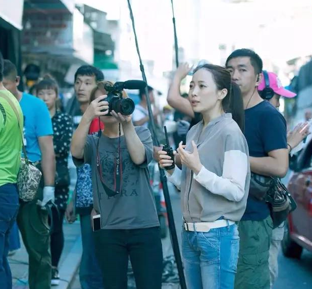 青茫美女导演姚婷婷,明明可以靠脸,却偏要靠才华