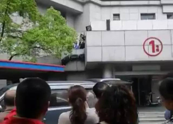 昨日,张家港第三人民医院一男子跳楼身亡