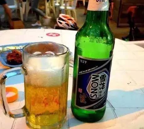 沈阳有一种啤酒叫做" 老雪花", 江湖人称" 夺命十二度", 它更有一个
