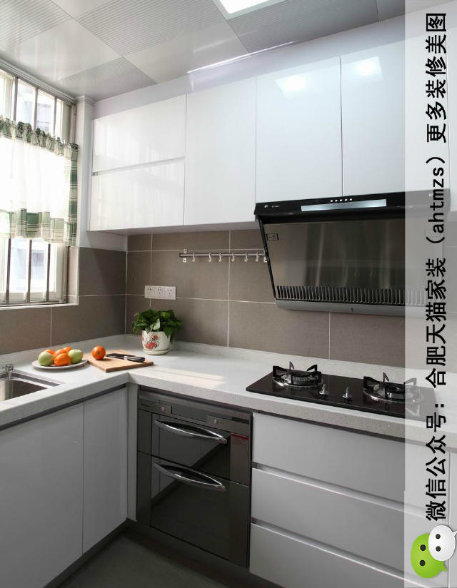 厨房的台面全部采用白色大理石,厨具都是镜面式的表面,现代化的电器