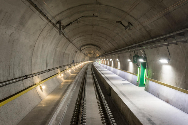 世界上最长铁路隧道的内部世界