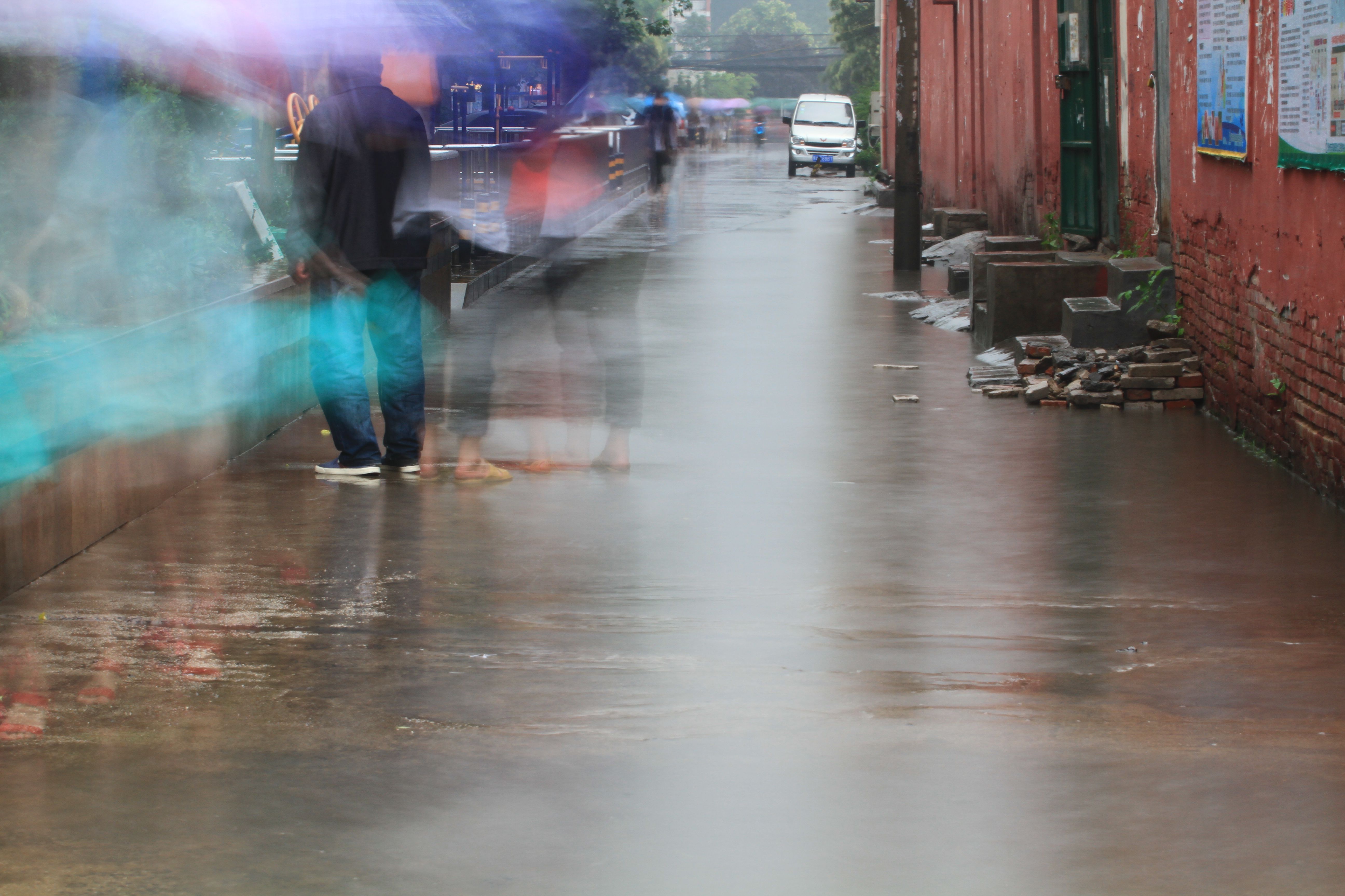 文峰街下雨积水成河 市民出行爬高上低