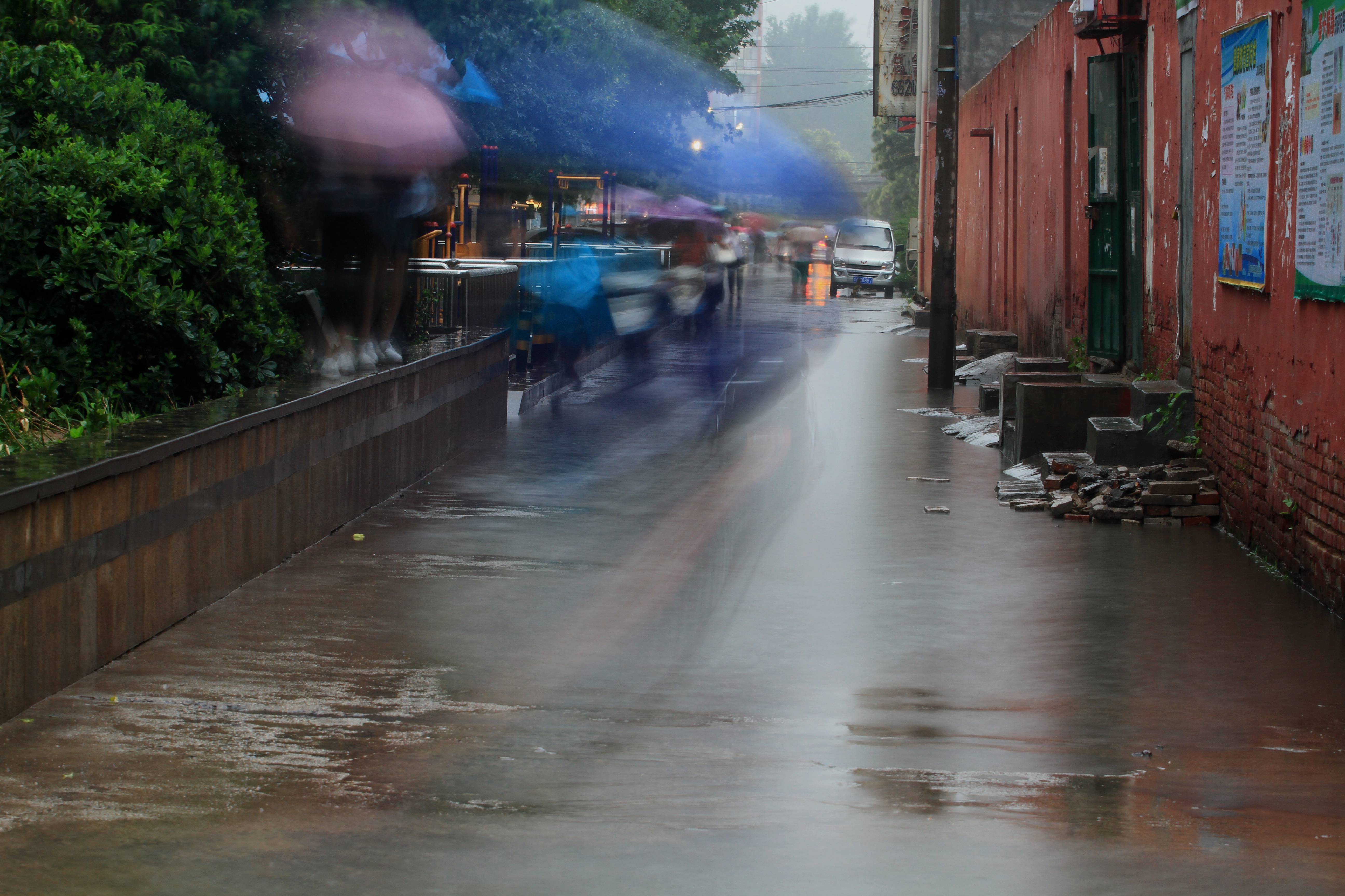 文峰街下雨积水成河市民出行爬高上低