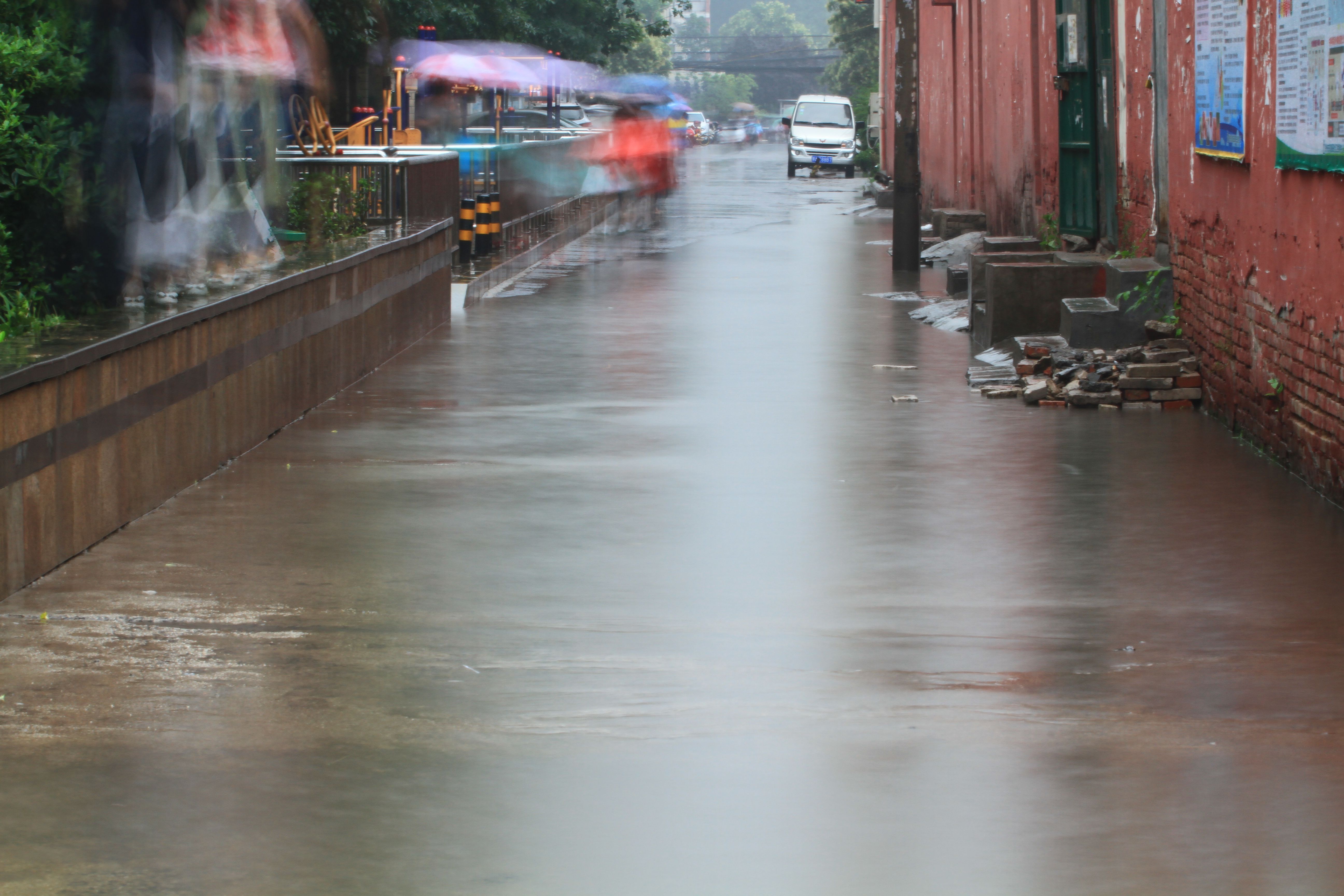 文峰街下雨积水成河 市民出行爬高上低