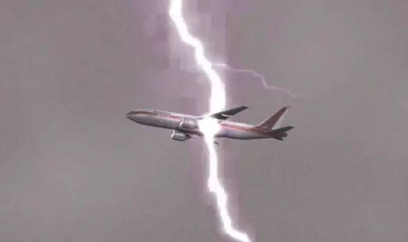 2014年8月,德国东部地区,一架波音777客机在穿越彩虹时被闪电击中,而