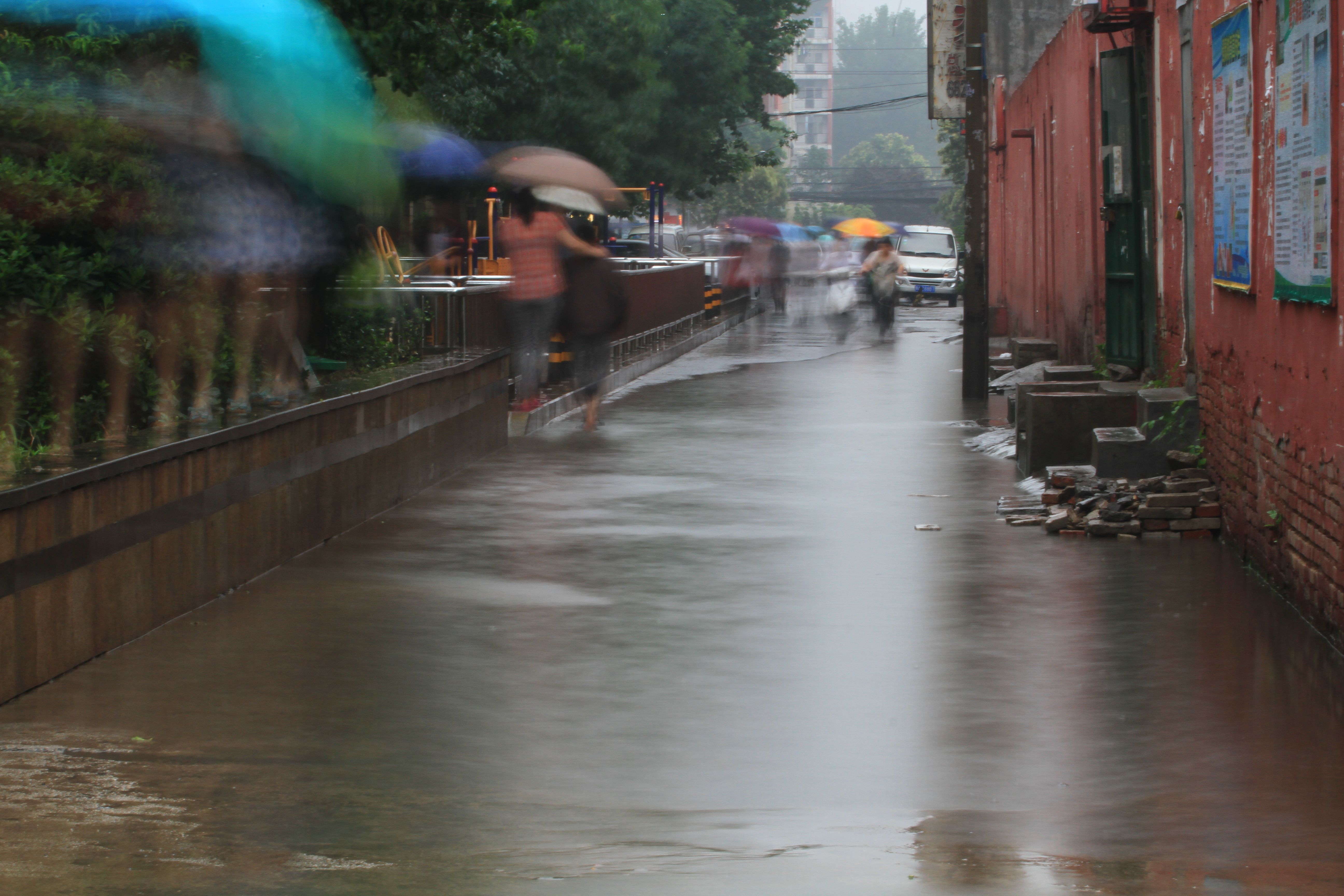 文峰街下雨积水成河 市民出行爬高上低