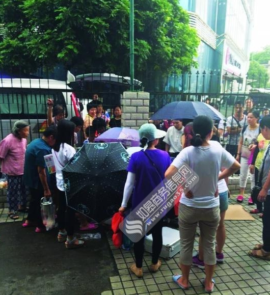 深圳流浪女街头产子 女子来历不明疑有精神问题