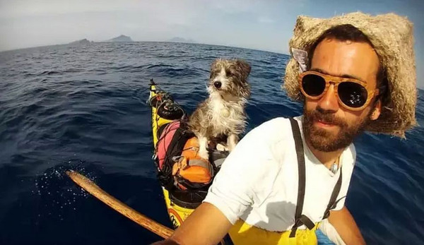 辞职沿着地中海划船旅行,一人,一狗,一世界。